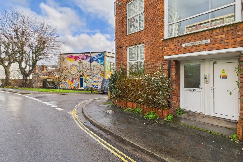 2 bed flat for saleDove Street South, Stokes Croft BS2