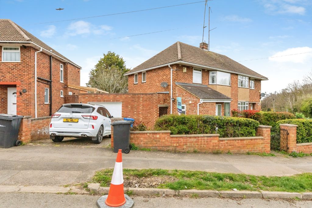 3 bed semi-detached house for saleEastleigh Road, Kettering NN15