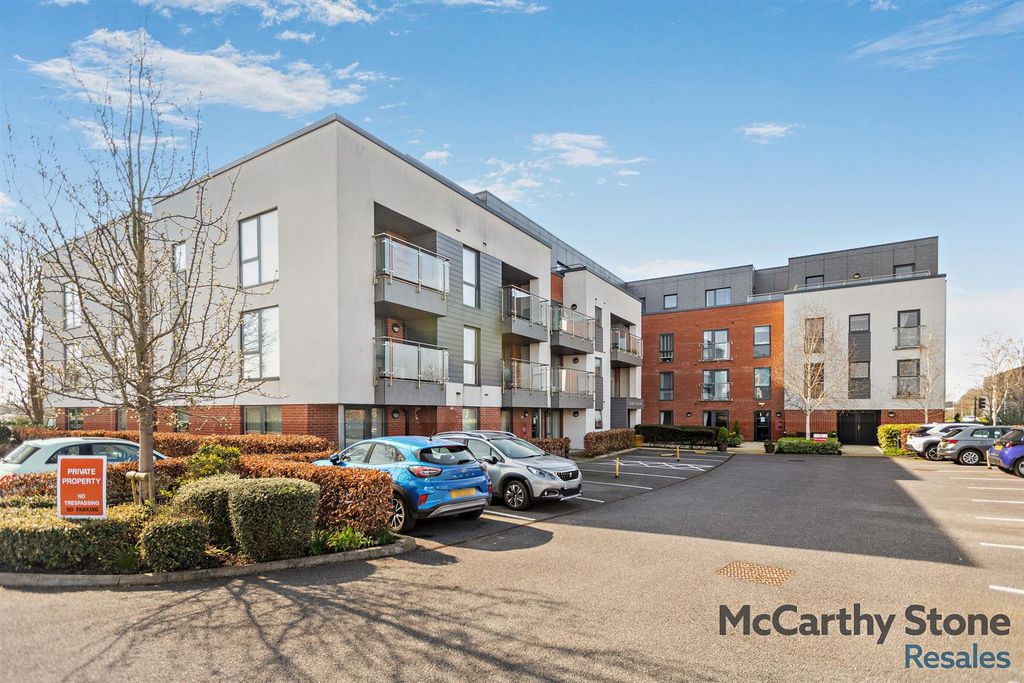 2 bed flat for saleLock House, Keeper Close, Taunton, Somerset TA1