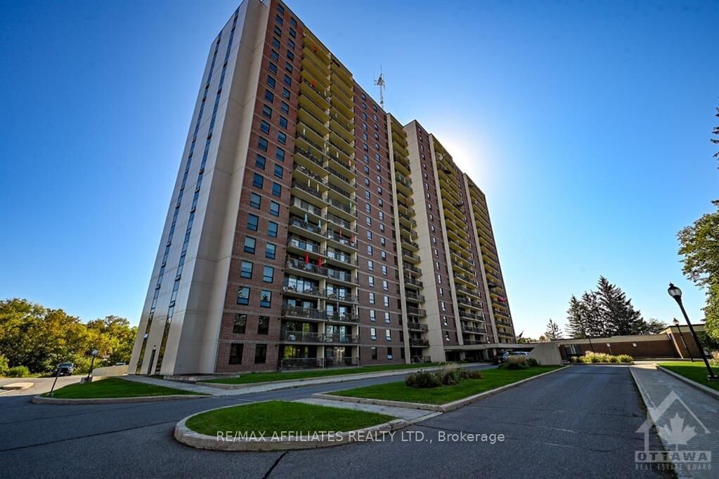665 Bathgate Dr, Overbook - Castleheights And Area, K1K 3Y4