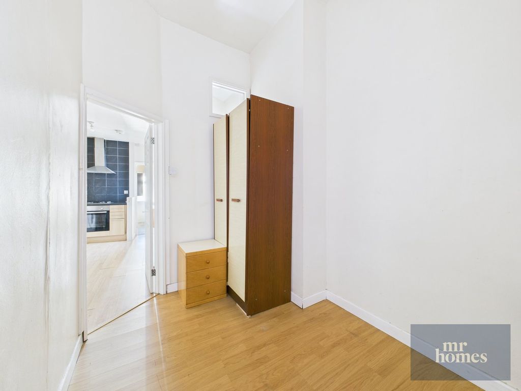 3 bed flat for saleSingleton Road, Splott, Cardiff CF24 photo 4