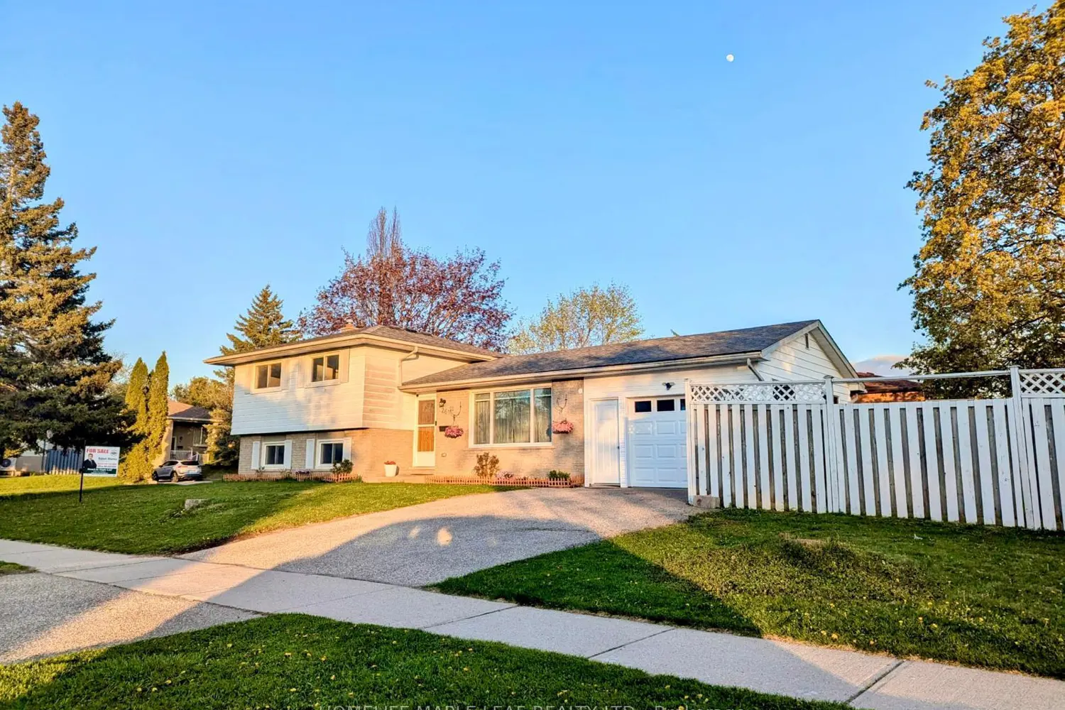 261 Overlea Drive photo 2