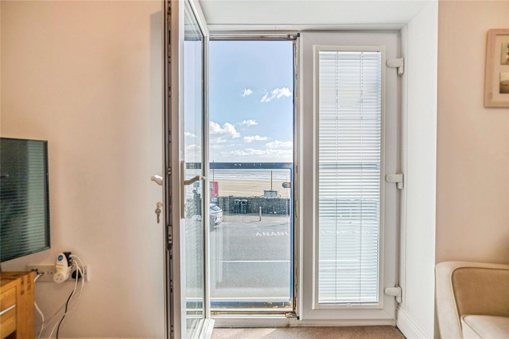 2 bed flat for saleThe Waterfront, Pendine, Carmarthen SA33 photo 3