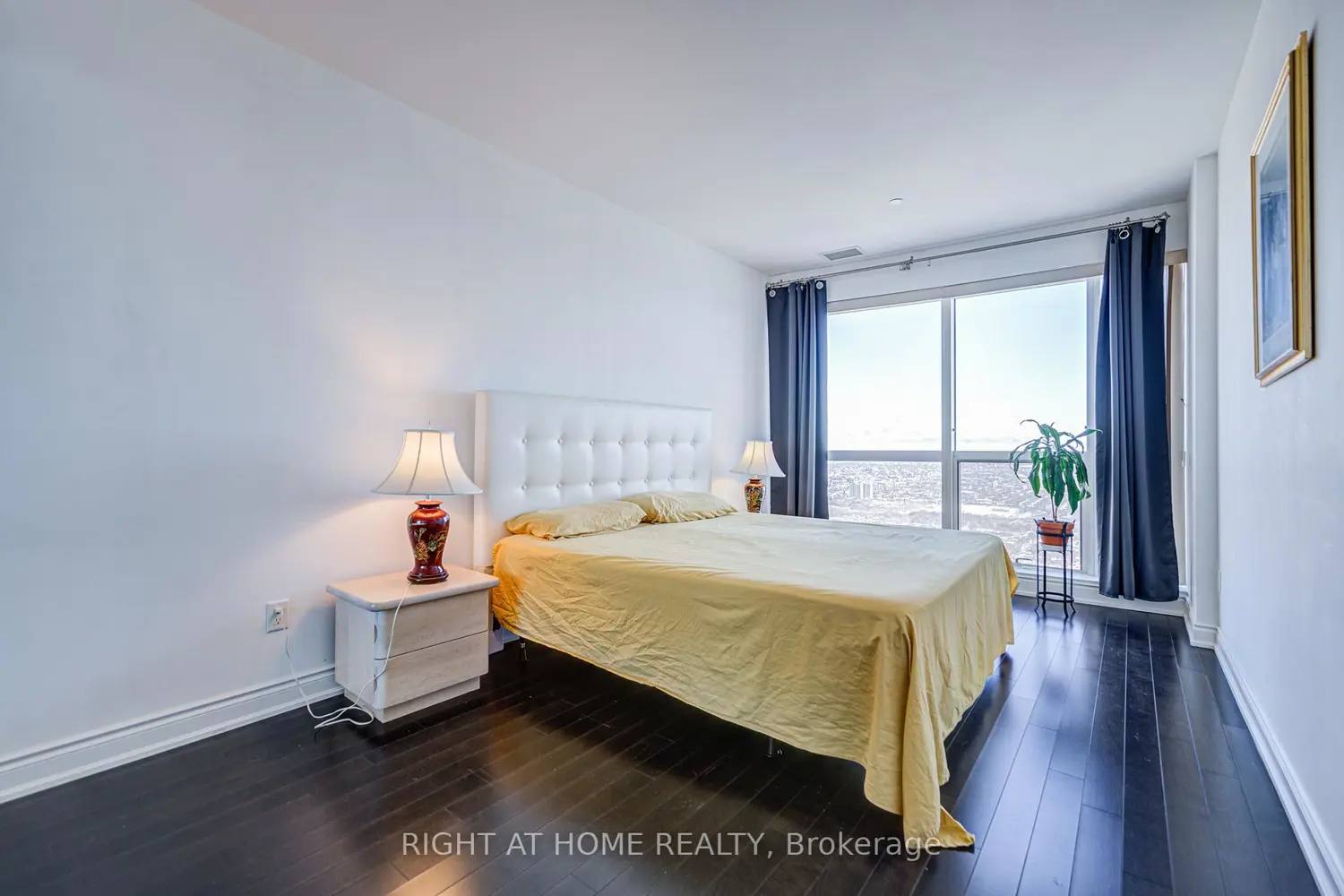 388 Yonge Street 7405 photo 4