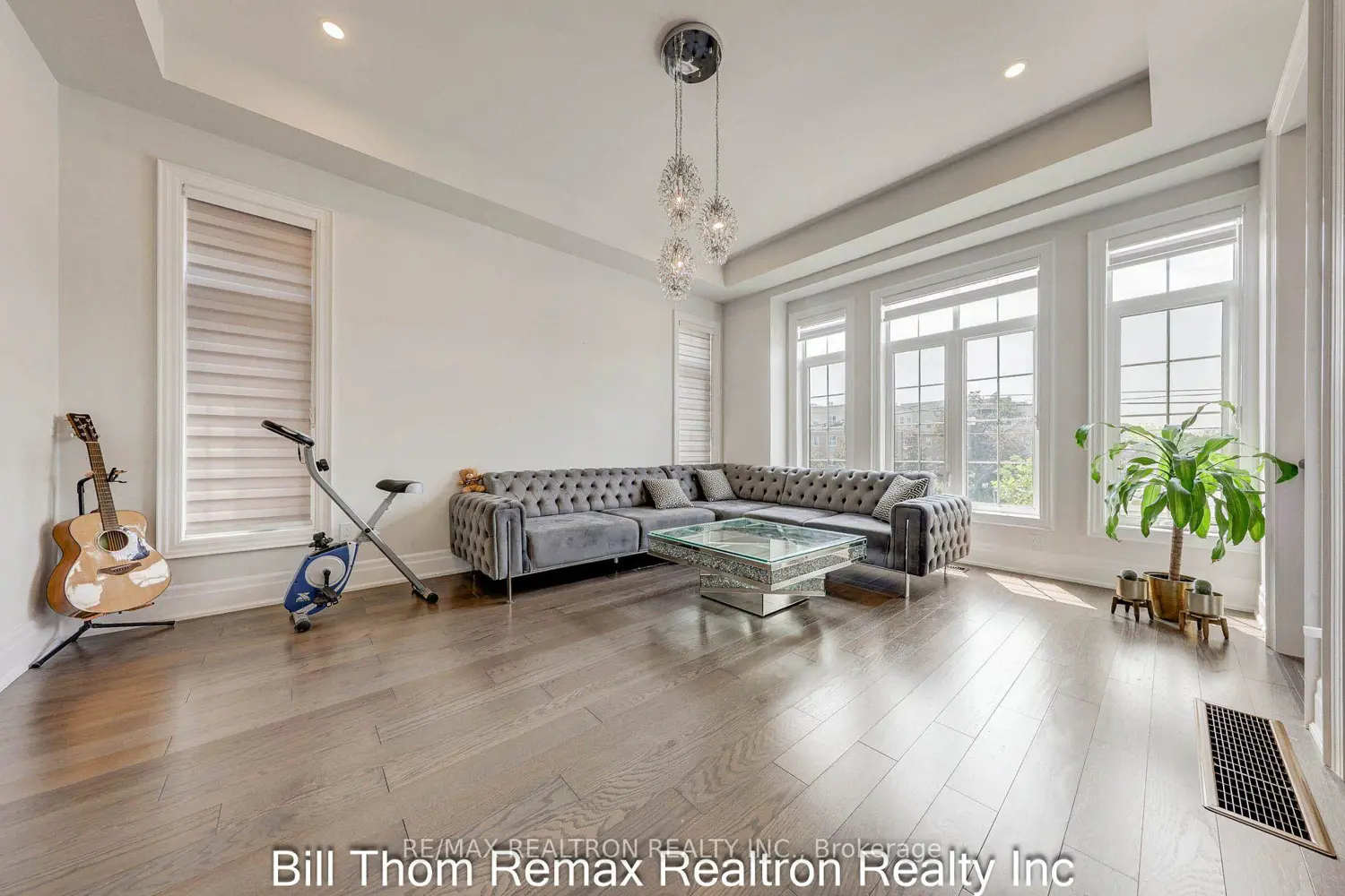 168 Cummer Avenue photo 3