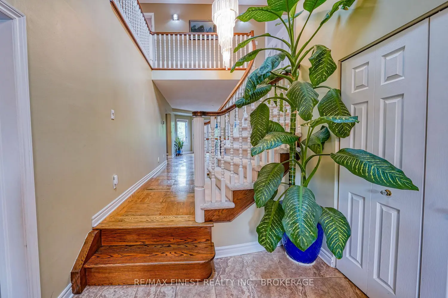1082 Caitlin Crescent photo 2