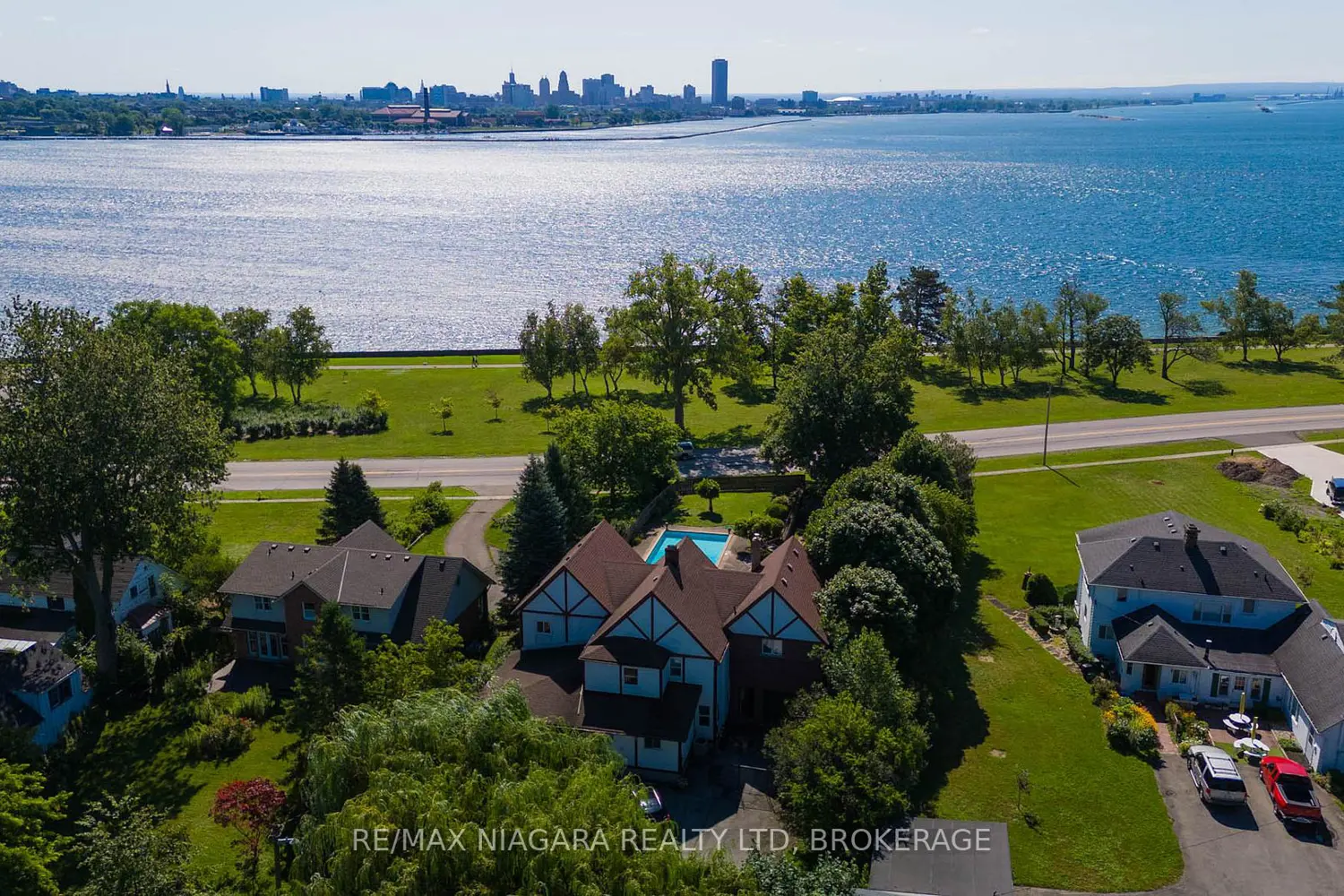 140 Lakeshore Road photo 5