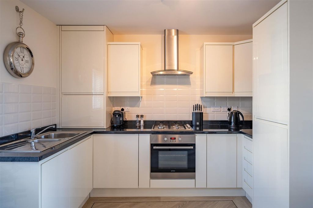 2 bed flat for saleStation Road, Deganwy LL31 photo 5
