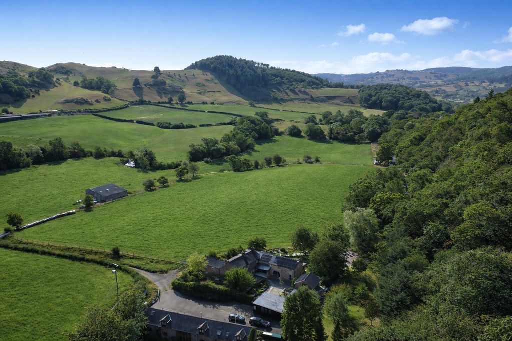 6 bed detached house for saleLlansantffraid, Powys SY22 photo 2