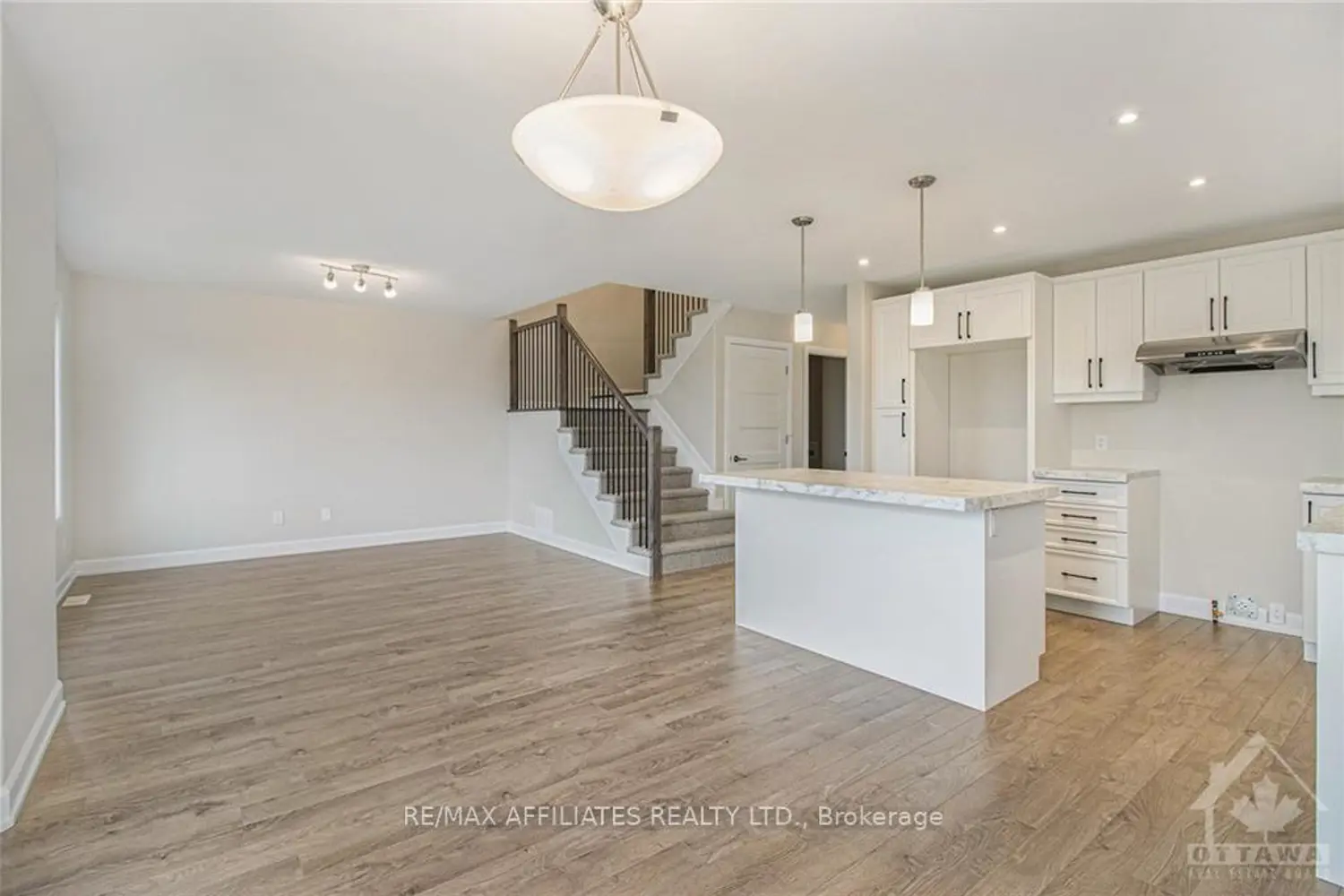 1207 Montblanc Crescent photo 2