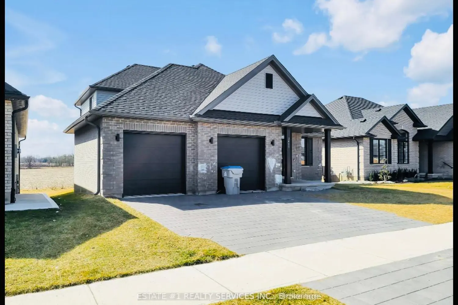 2047 Lockwood Crescent photo 2