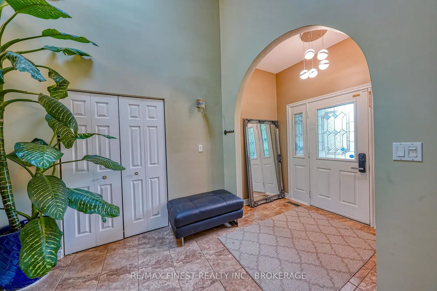 1082 Caitlin Crescent photo 3