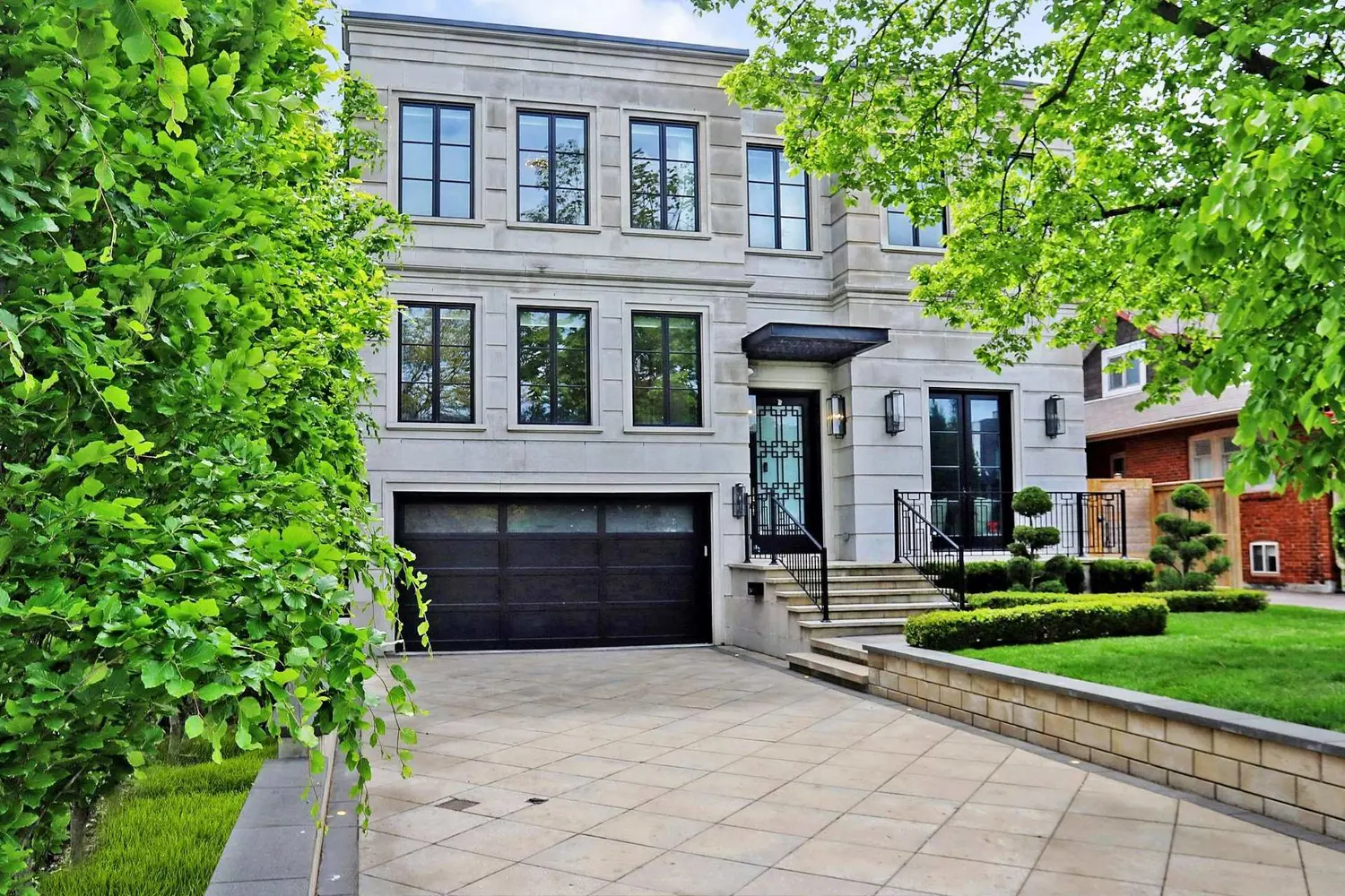 154 Yonge Boulevard