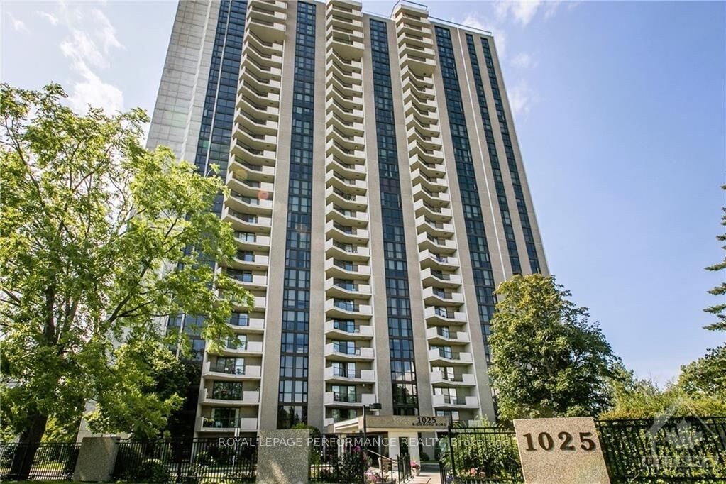 1025 Richmond Rd, Woodroffe, K2B 8G8