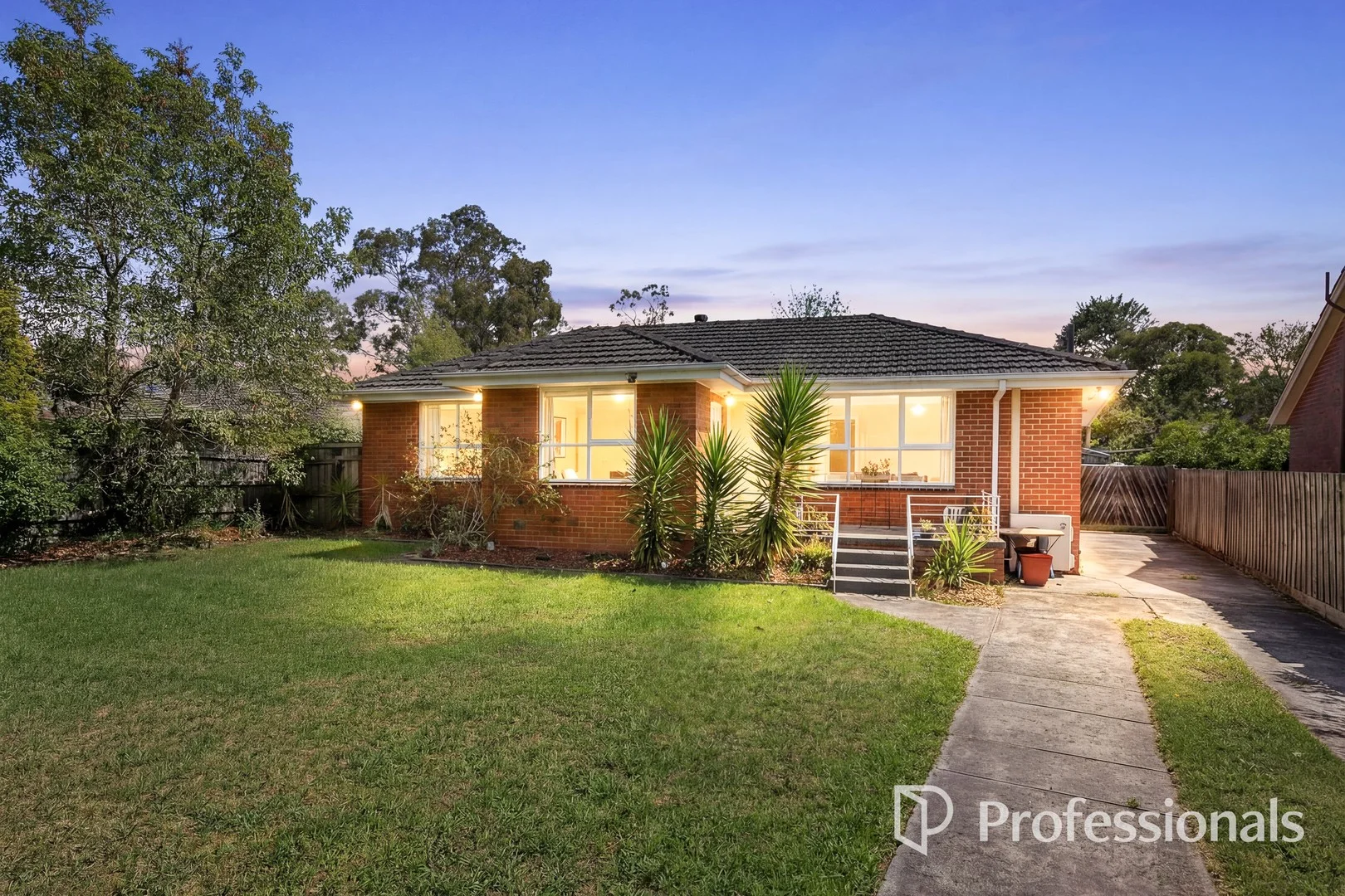 6 Robert Court, Croydon VIC 3136