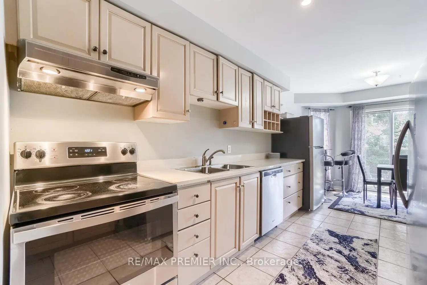 193 Roxbury Street photo 5