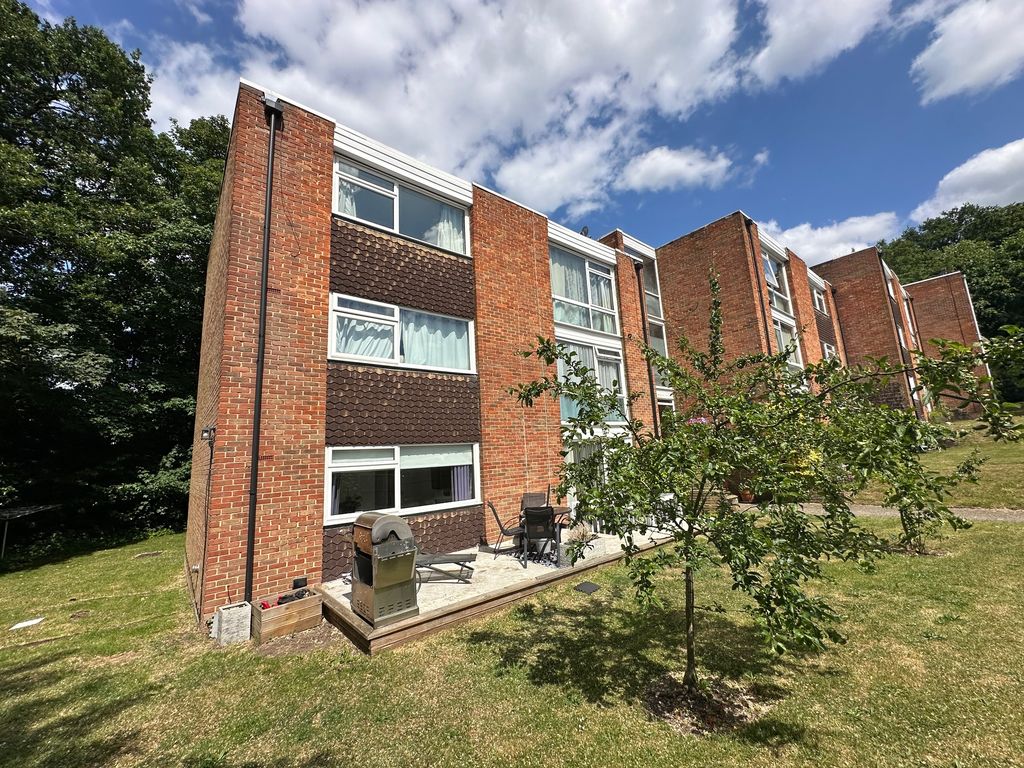 2 bed flat for saleTruss Hill Road, Ascot SL5