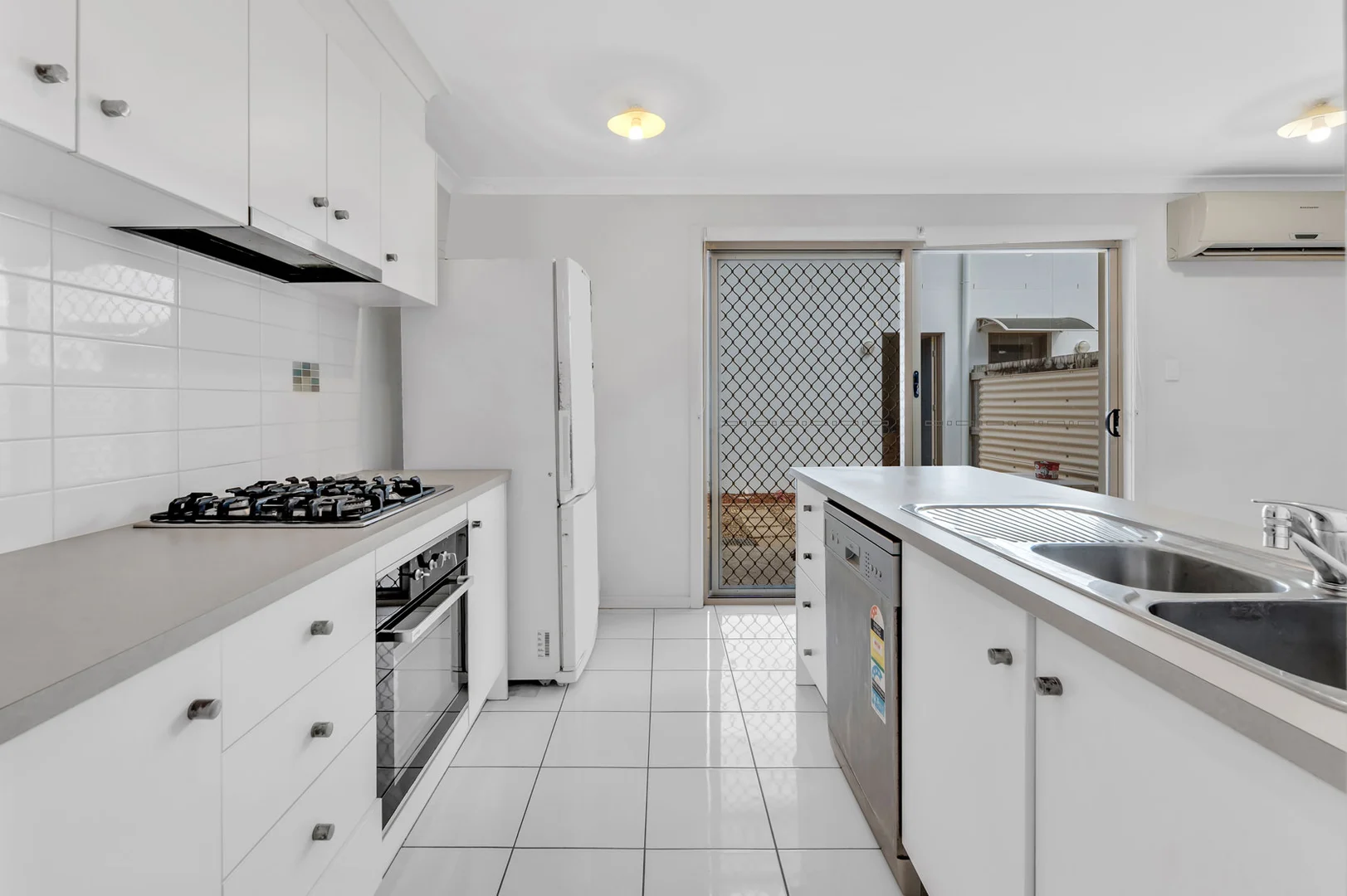 2/36 Seashell Avenue, Coomera QLD 4209 photo 4