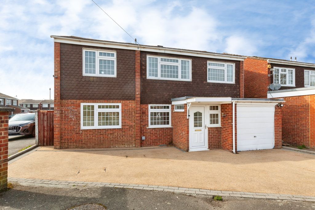5 bed detached house for saleStation Road, Slough SL1