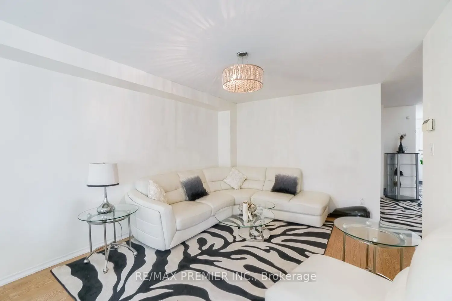 193 Roxbury Street photo 4