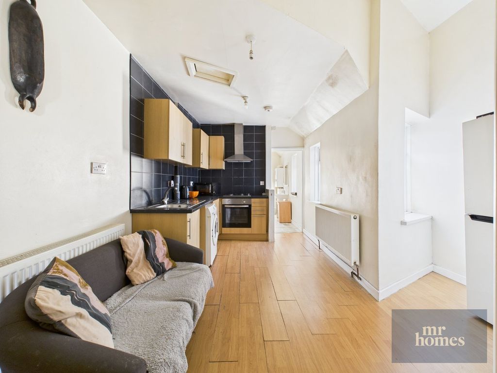 3 bed flat for saleSingleton Road, Splott, Cardiff CF24 photo 2