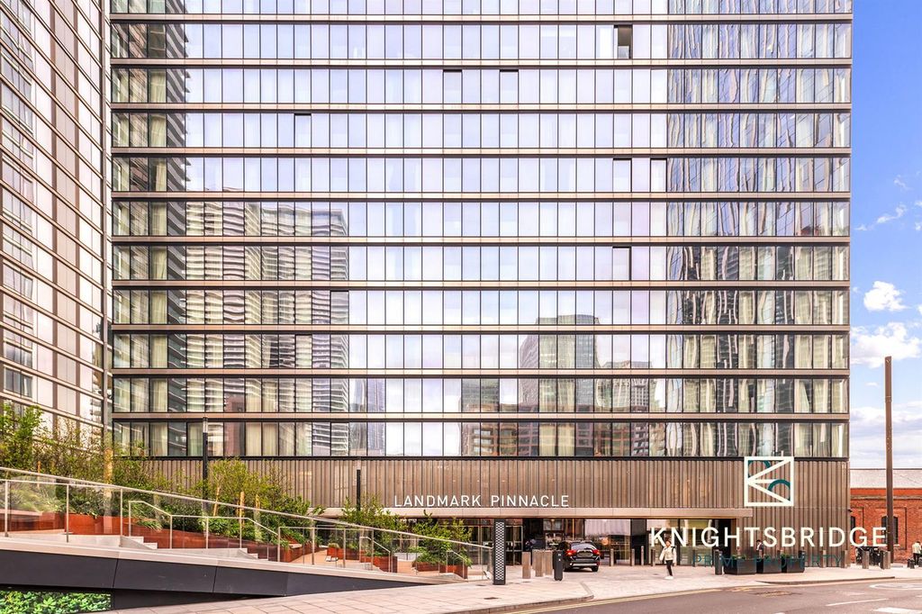 2 bed flat for saleLandmark Square, London E14 photo 2