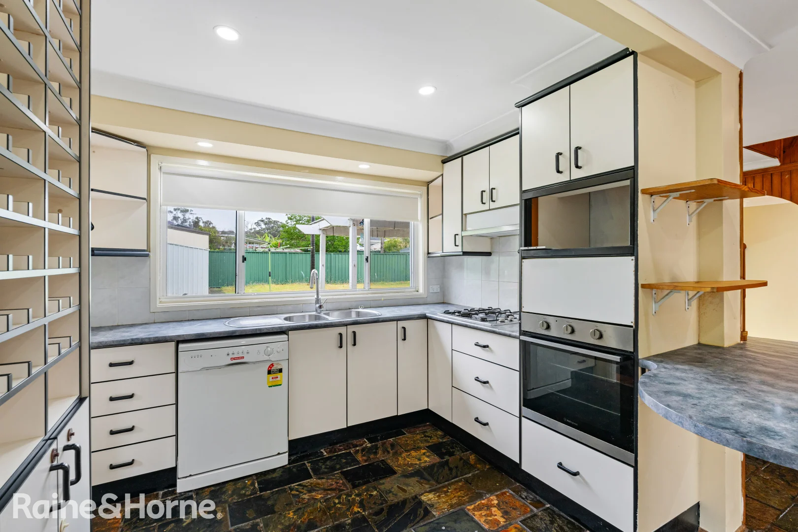 26 Fifth Avenue, Macquarie Fields NSW 2564 photo 5