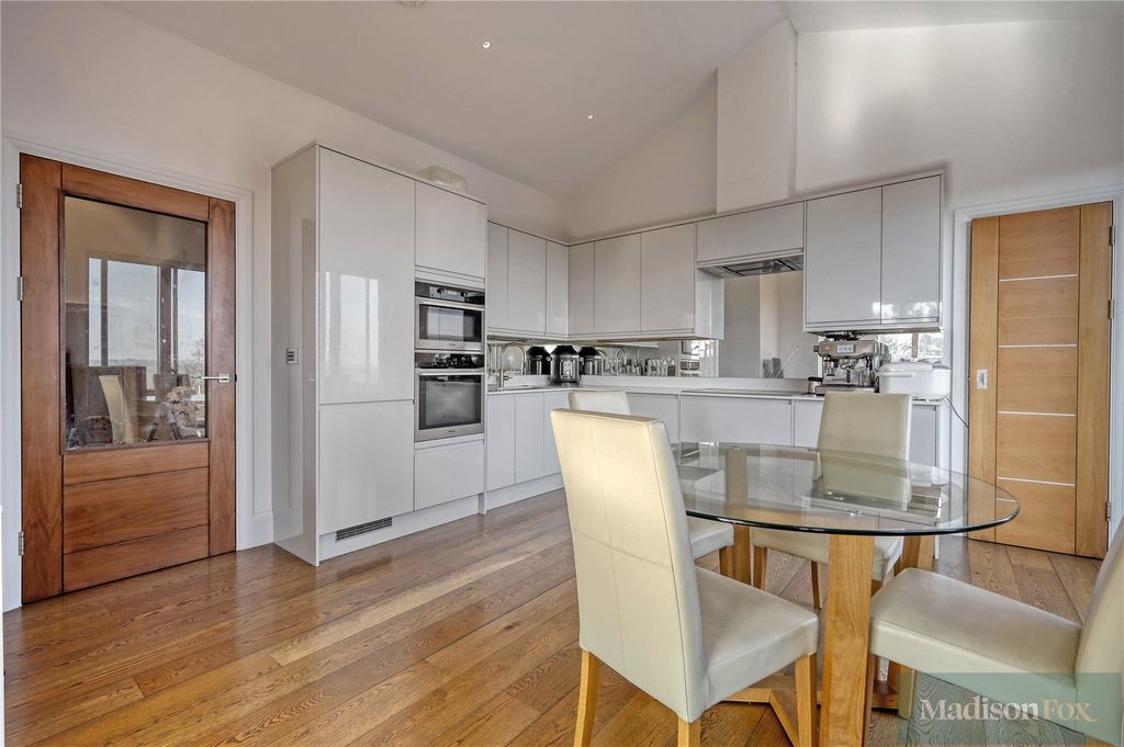 Additional image 5 of 2 bed flat to rentPalmerston Road, Buckhurst Hill, Essex IG9