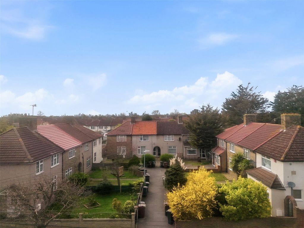 2 bed detached house to rentJoan Road, Dagenham RM8
