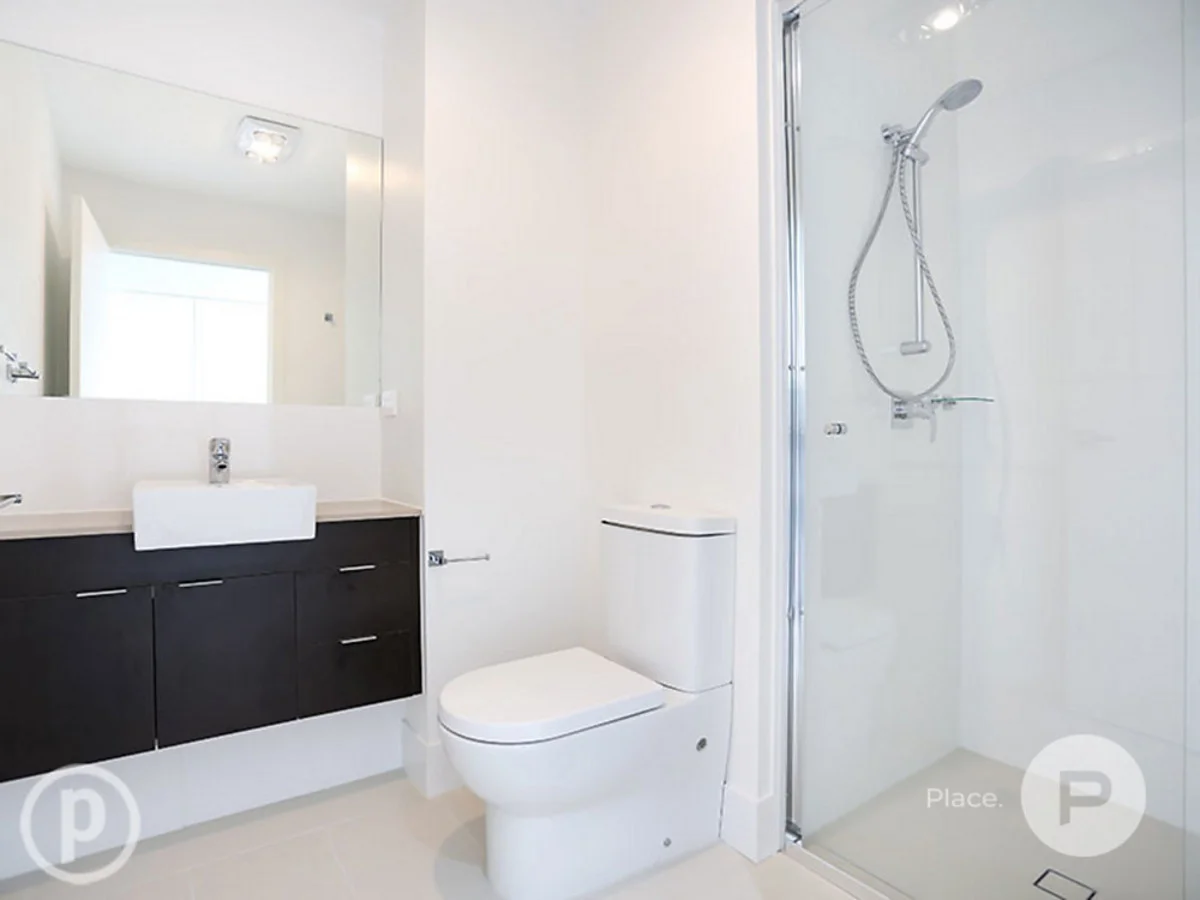 4/11 The Corso, Seven Hills QLD 4170 photo 5