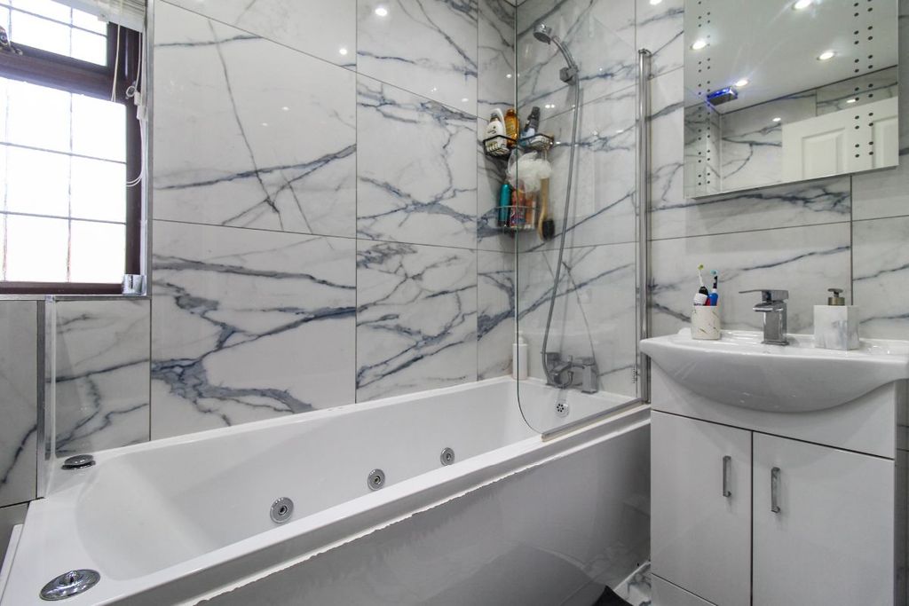 Additional image 4 of 2 bed detached house to rentQueensbury Close, Bedford MK40