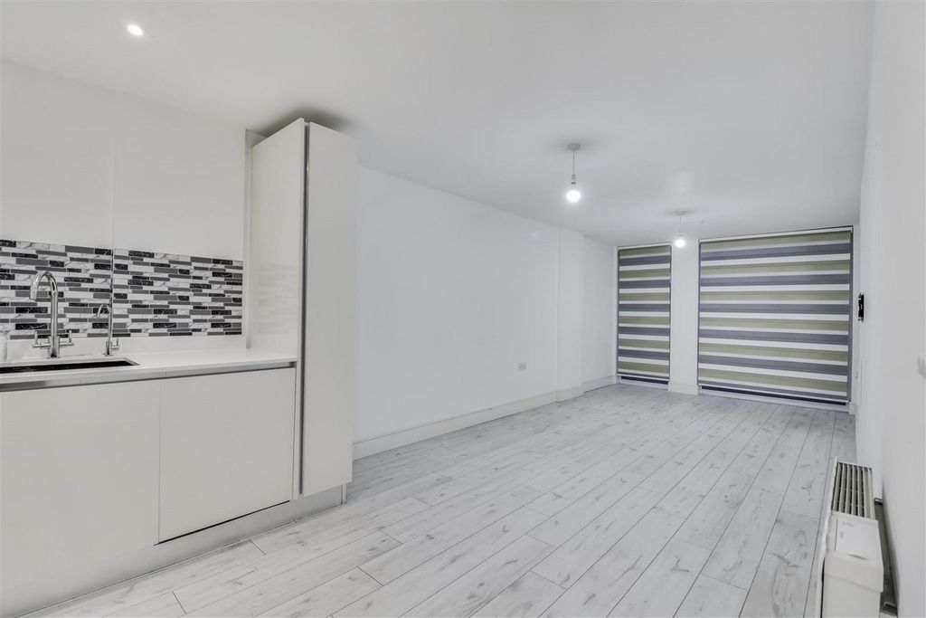 Additional image 10 of 2 bed flat to rentLondon Road, Westcliff-On-Sea SS0