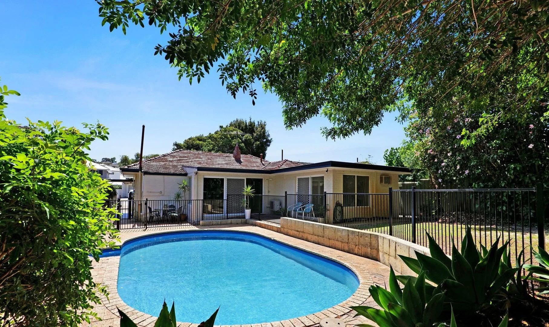 6 Castle Rd, Woodlands WA 6018