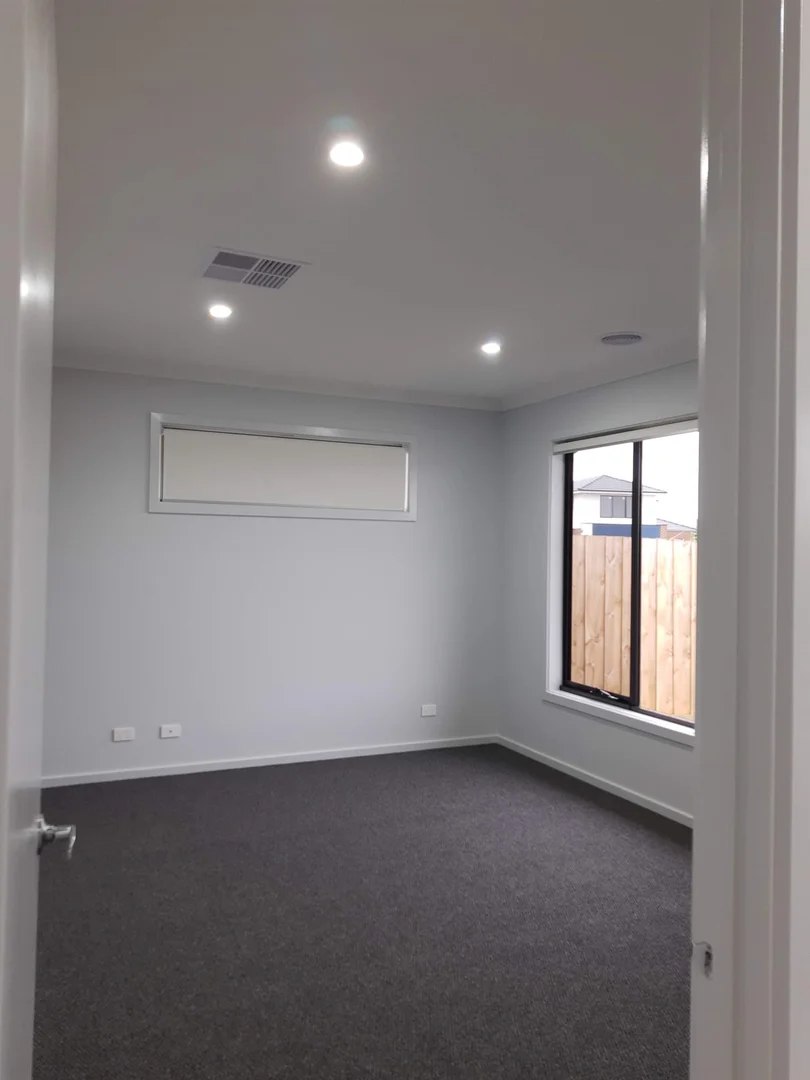 13 Gleeson Way, Deanside VIC 3336 photo 4