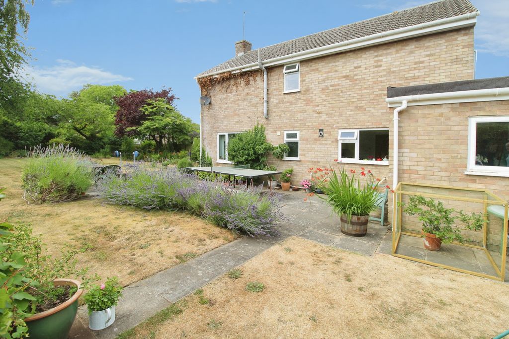 Additional image 6 of 4 bed detached house to rentGrosvenor Gardens, Bury St. Edmunds IP33