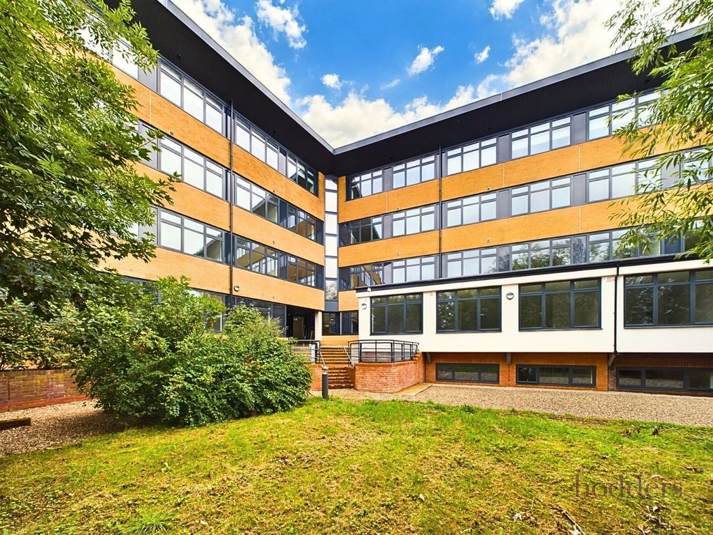 2 bed flat to rentLondon Road, Staines-Upon-Thames, Surrey TW18
