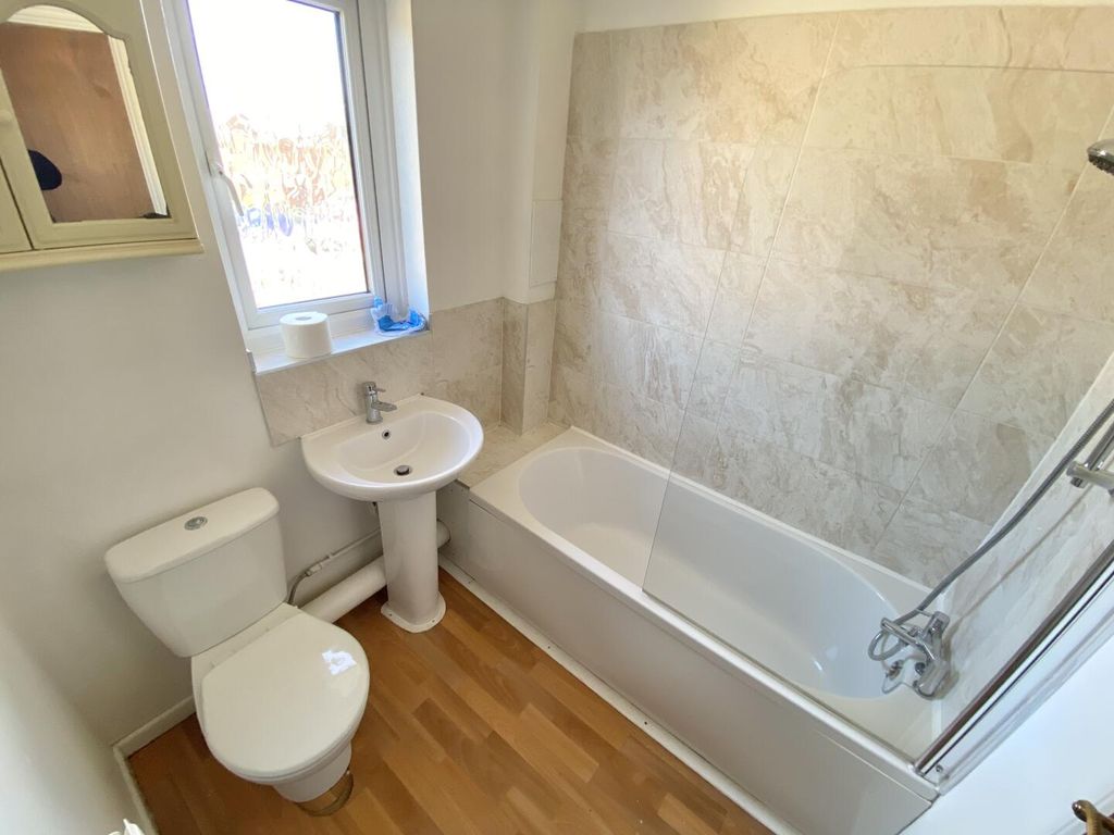 Additional image 4 of 2 bed property to rentPineview Drive, Newport PO30