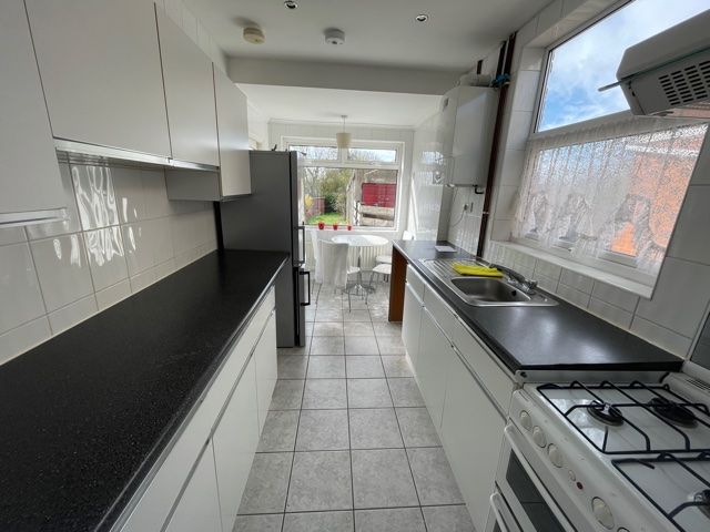 Additional image 2 of 3 bed semi-detached house to rentStockingstone Road, Luton LU2