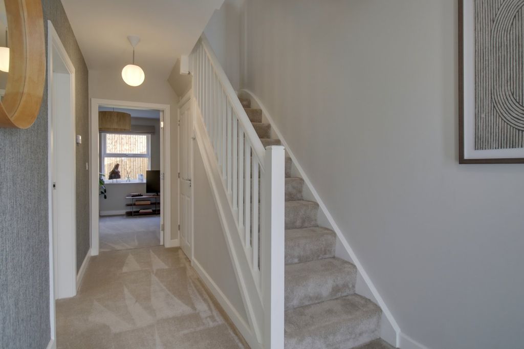 Additional image 2 of 4 bed detached house to rentPark Meadow Lane, Leeds, West Yorkshire LS12
