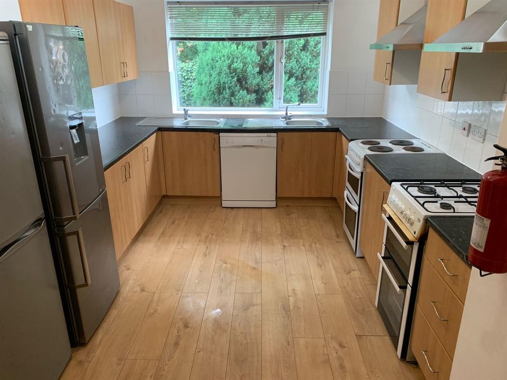8 bed shared accommodation to rentBooth Avenue, Fallowfield, Manchester M14 photo 3