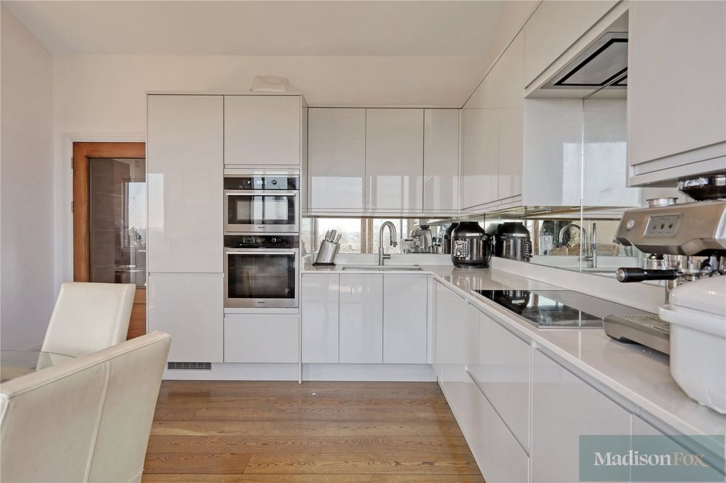 Additional image 6 of 2 bed flat to rentPalmerston Road, Buckhurst Hill, Essex IG9