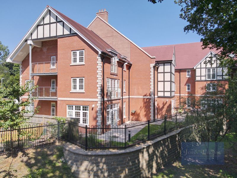 2 bed flat to rentThe Canopy, Lambourne Road, Chigwell IG7