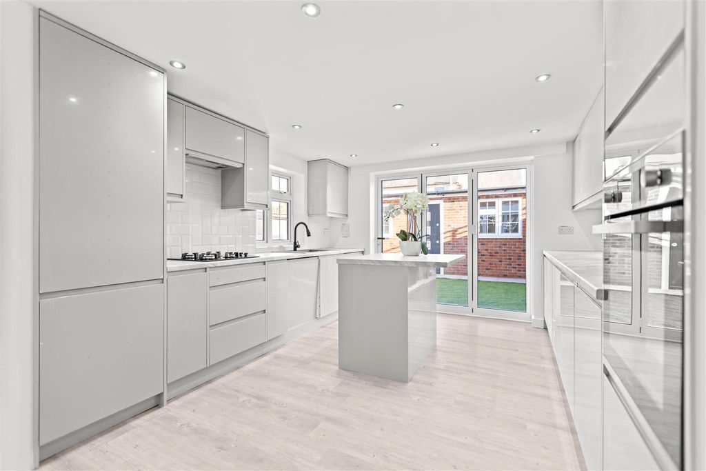 Additional image 2 of 4 bed semi-detached house to rentBrockenhurst Road, Ascot SL5