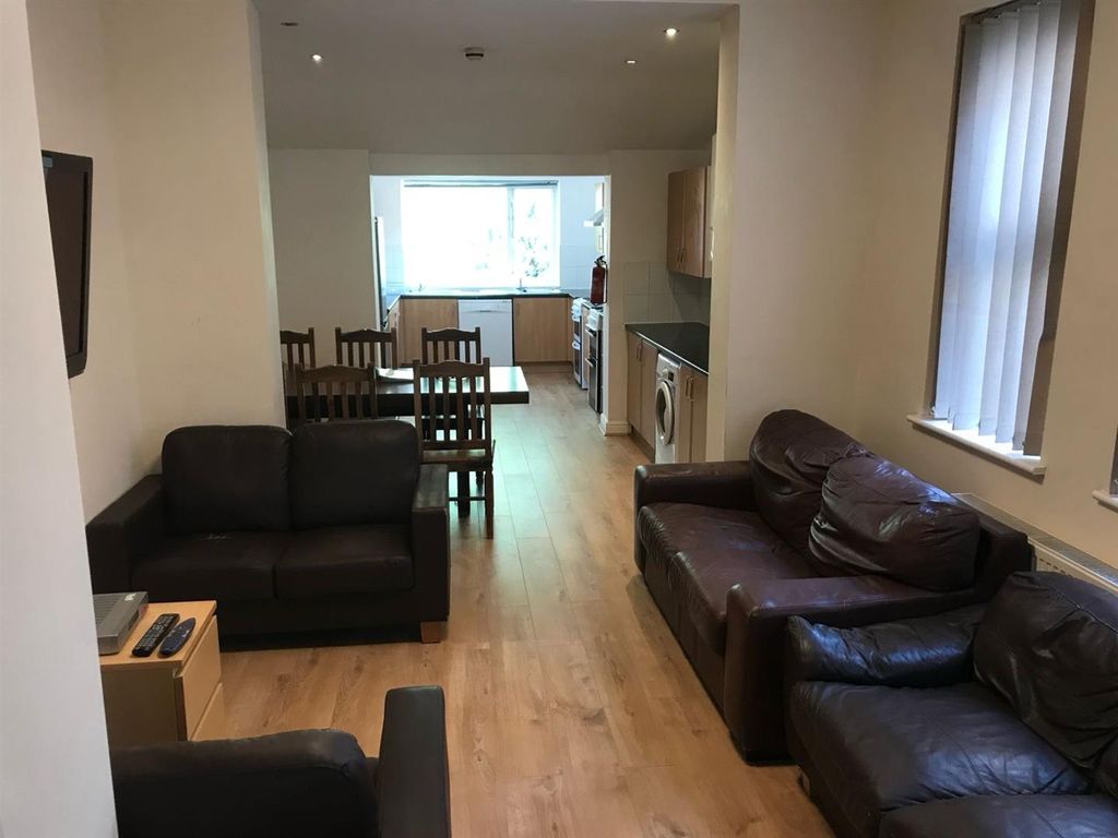 8 bed shared accommodation to rentBooth Avenue, Fallowfield, Manchester M14 photo 4
