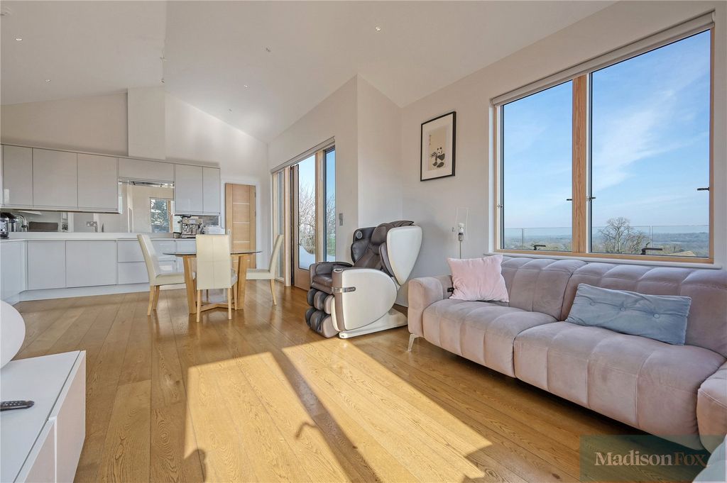 Additional image 10 of 2 bed flat to rentPalmerston Road, Buckhurst Hill, Essex IG9