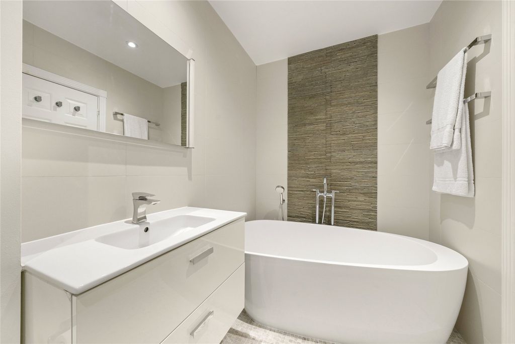 Additional image 13 of 3 bed flat to rentEllesmere Place, Walton-On-Thames, Surrey KT12