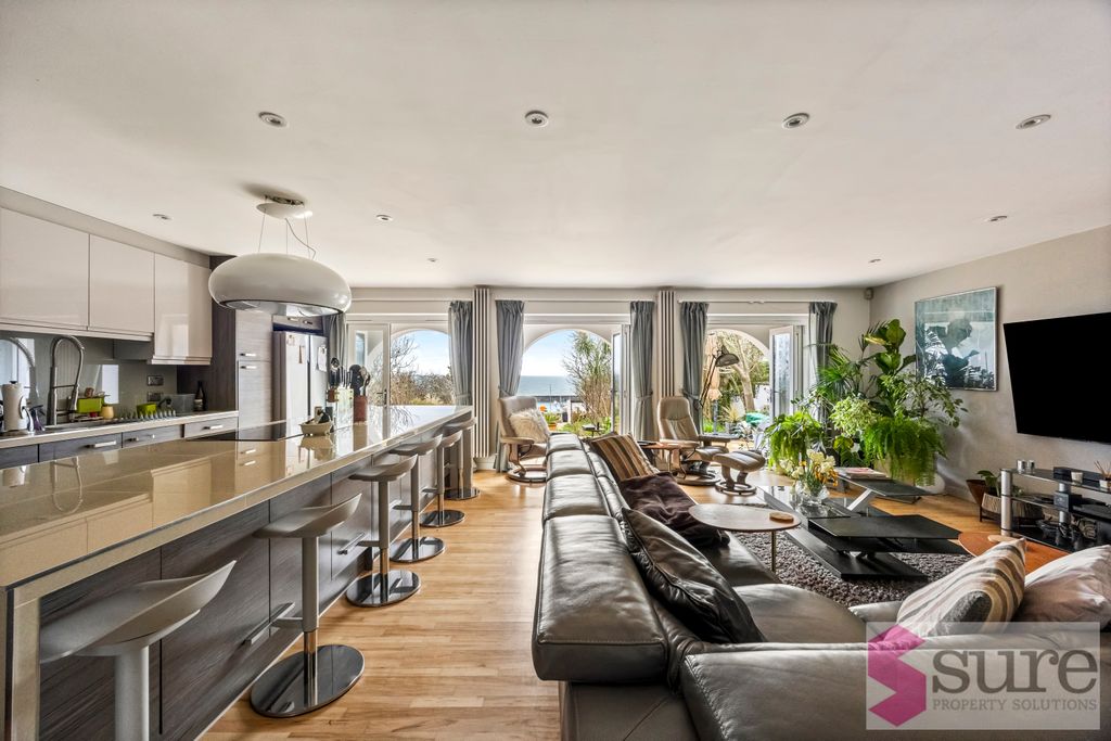 5 bed detached house to rentThe Cliff, Brighton BN2 photo 2