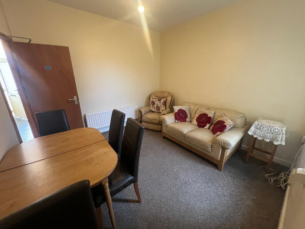 3 bed shared accommodation to rentCrymlyn Street, Swansea SA1 photo 2