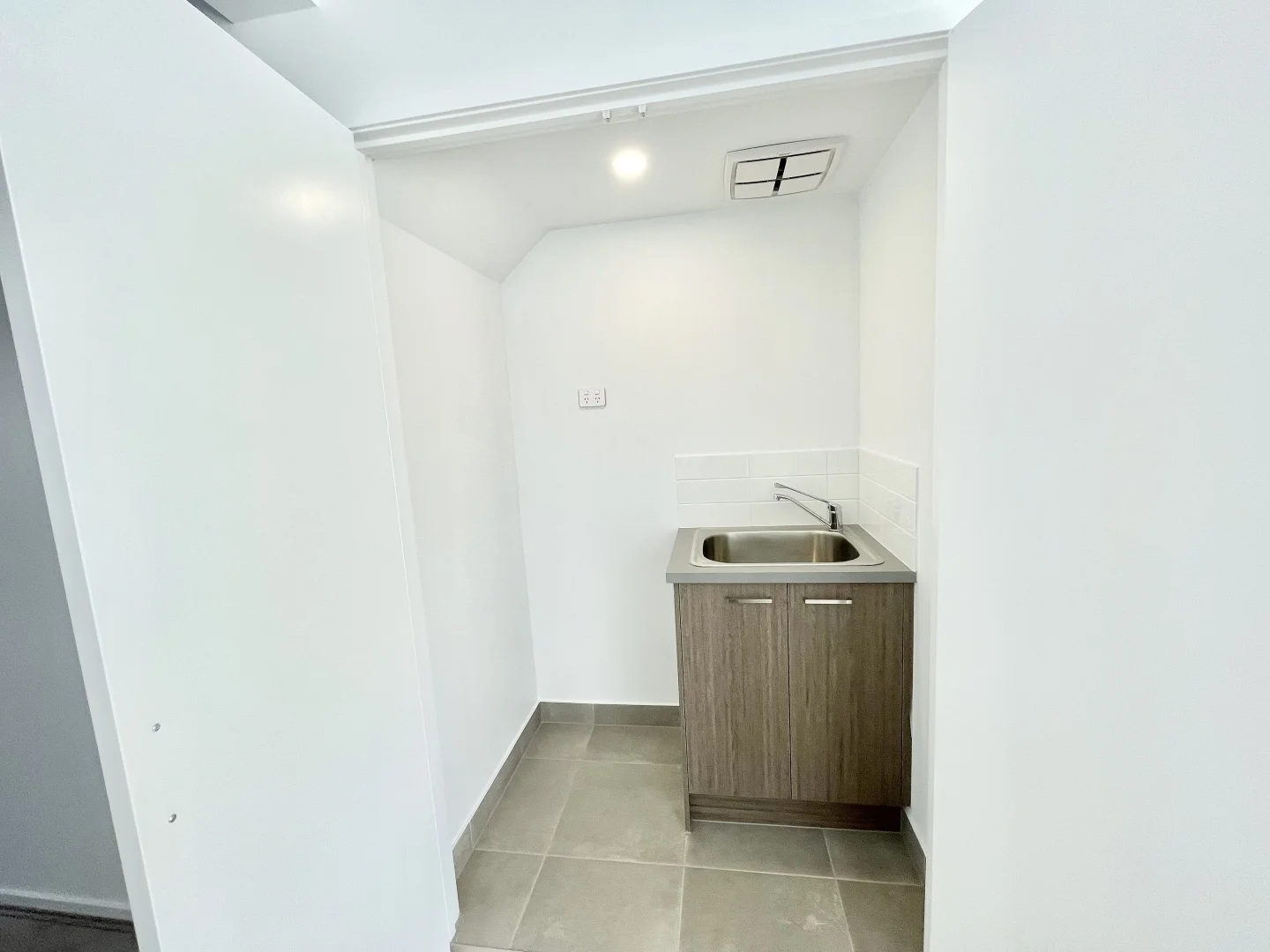 10 Flank Walk, Fraser Rise VIC 3336 photo 4