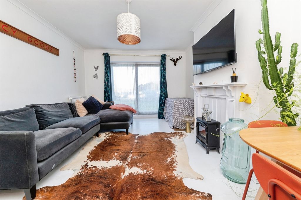 2 bed flat for saleBentley Road, Hertford SG14